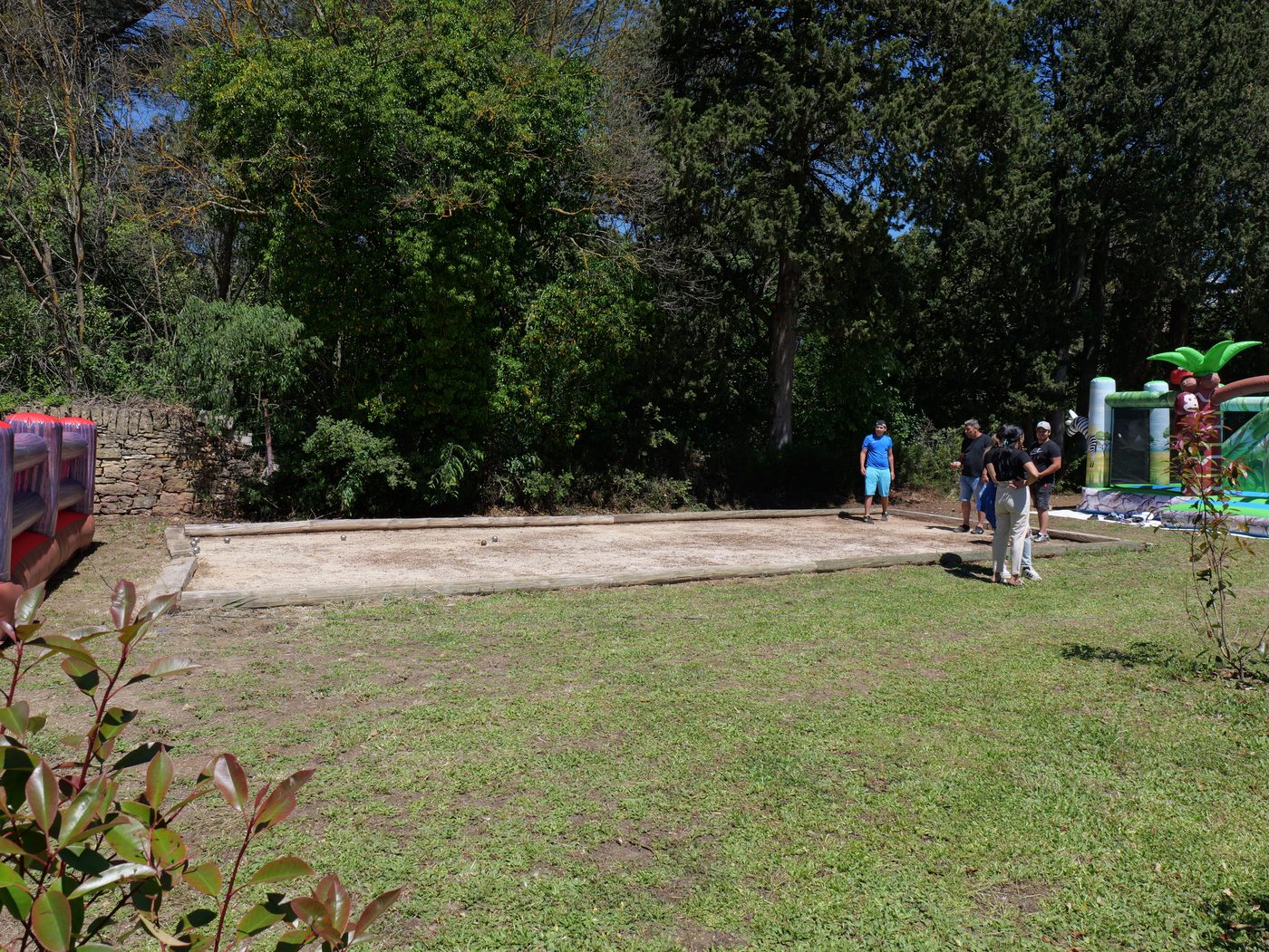Pelouse et jeux du parc