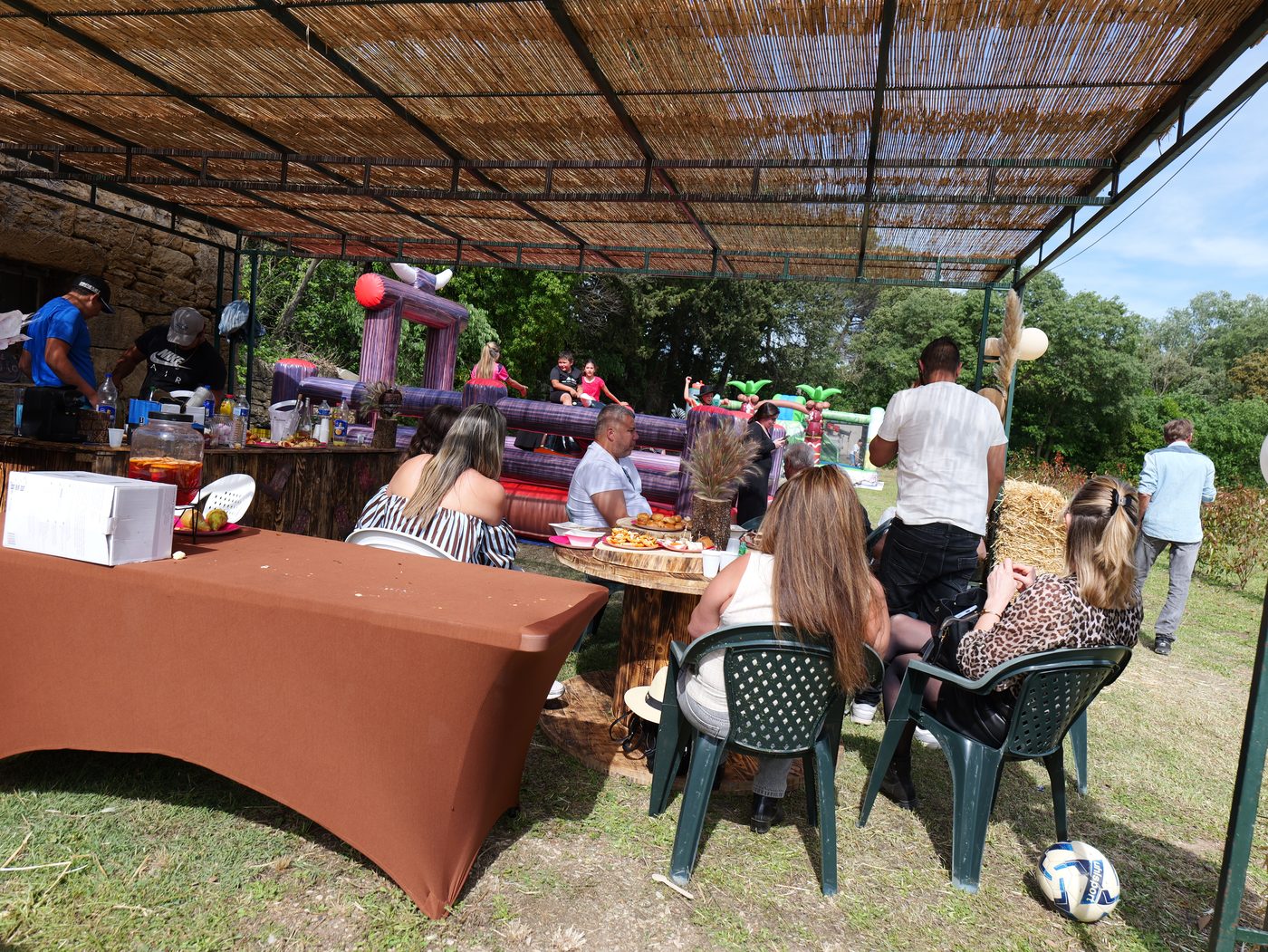 Parents et enfants sur les structures gonflables au Riviera Parc — Salon-de-Provence